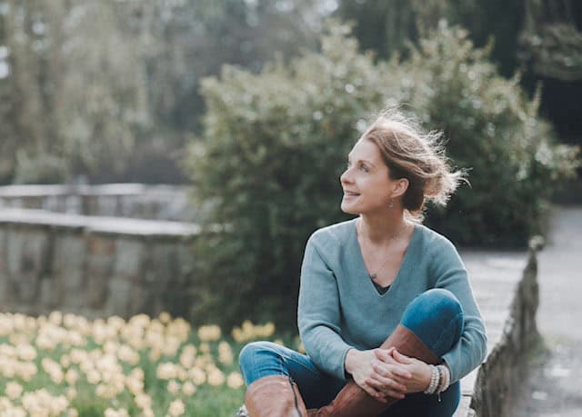 Heilpraktikerin Sandra Gallagher in der Natur, glücklich und erfüllt